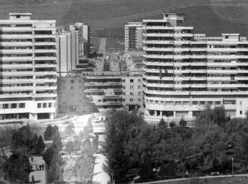 Illustration for article titled Cómo un pueblo de Rumania logró mover un edificio de 7 mil toneladas a la acera de enfrente en 5 horas